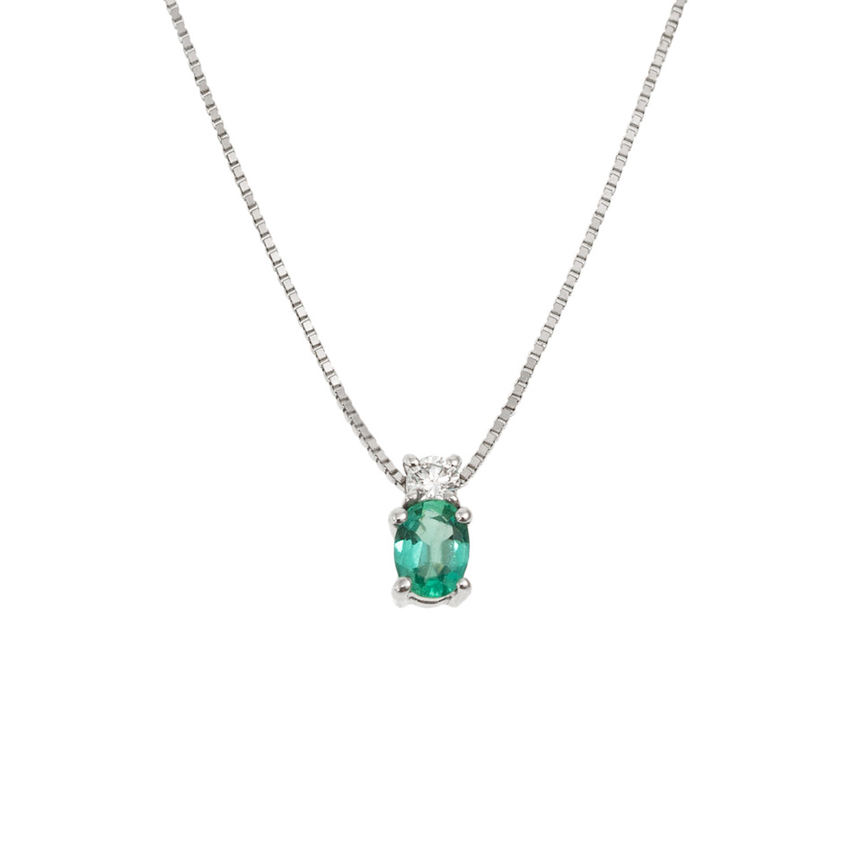 Lantisor din aur 18K cu pandantiv cu smarald 0,19 ct. si diamant 0,04 ct., model Orsini CI1444S Lantisor din aur 18K cu pandantiv cu smarald 0,19 ct. si diamant 0,04 ct., model Orsini CI1444S