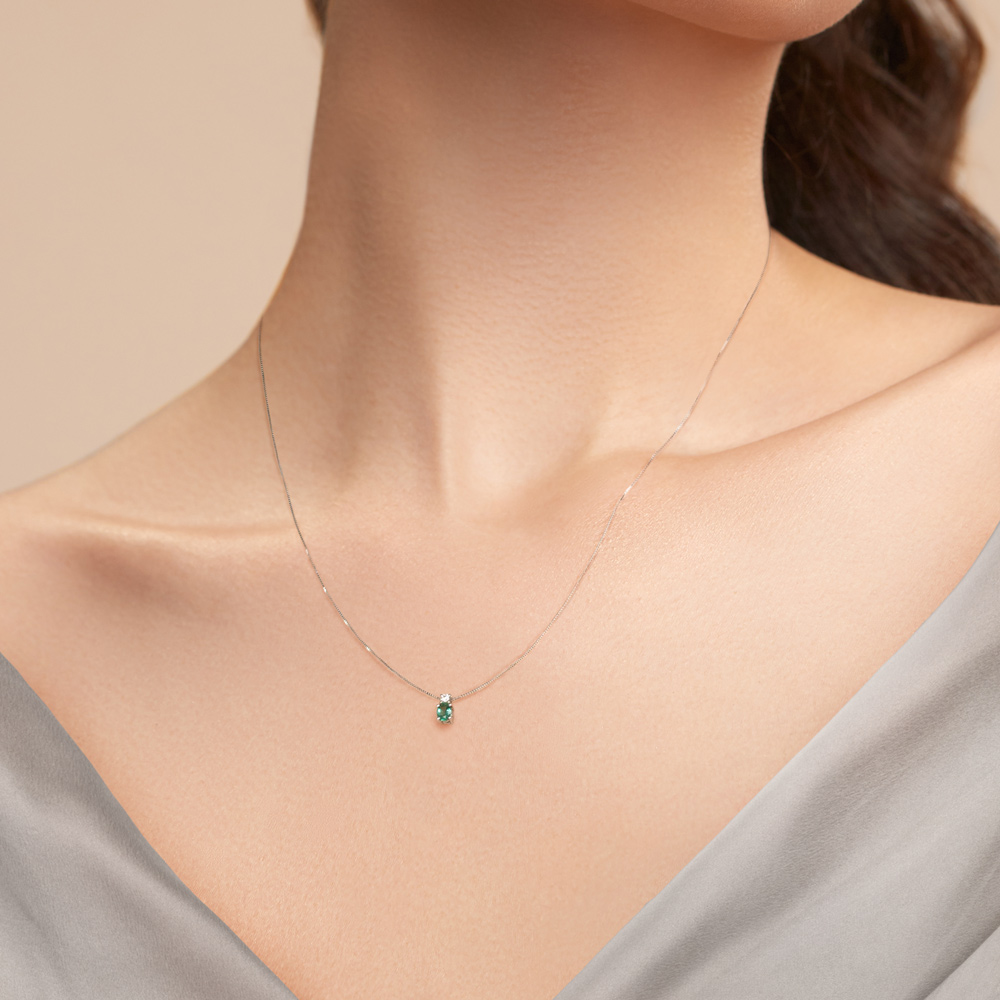 Lantisor din aur 18K cu pandantiv cu smarald 0,19 ct. si diamant 0,04 ct., model Orsini CI1444S Lantisor din aur 18K cu pandantiv cu smarald 0,19 ct. si diamant 0,04 ct., model Orsini CI1444S