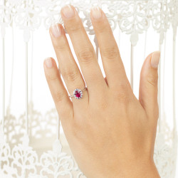Inel din aur 18K cu rubin 0,90 ct. si diamante 0,12 ct., model Orsini 2714G-R5X7 Inel din aur 18K cu rubin 0,90 ct. si diamante 0,12 ct., model Orsini 2714G-R5X7