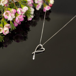 Lantisor din aur 18K cu pandantiv inima cu diamante 0,10 ct., model Orsini CI1425 Lantisor din aur 18K cu pandantiv inima cu diamante 0,10 ct., model Orsini CI1425