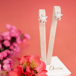 Cercei din aur 18K cu perle Akoya 1,00 gr. si diamante 0,31 ct., model Orsini OR0358 Cercei din aur 18K cu perle Akoya 1,00 gr. si diamante 0,31 ct., model Orsini OR0358